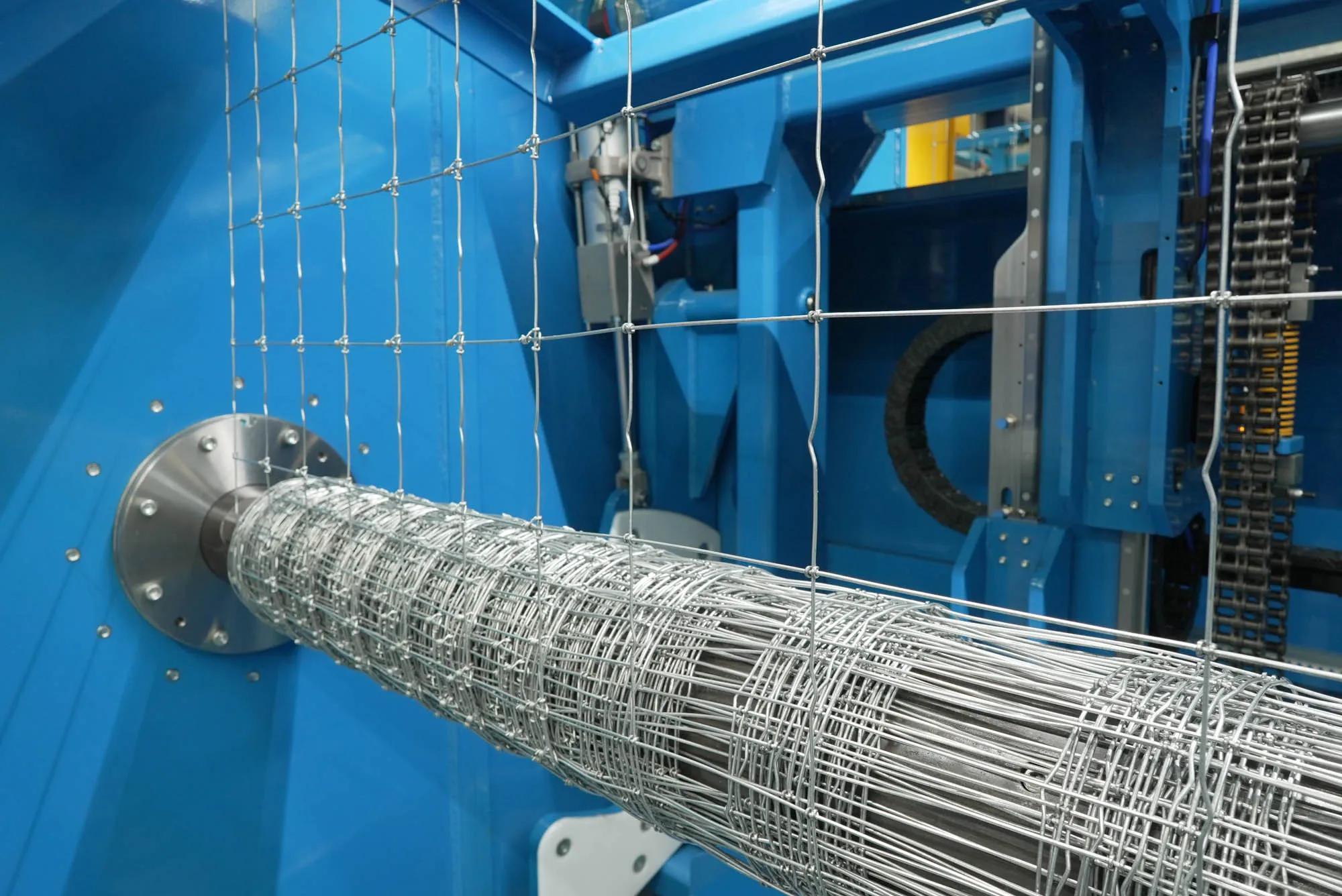 The UMC FLM — capable of producing two different types of fence knots